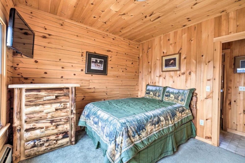 Family-Friendly Troy Getaway with Furnished Deck Image 15
