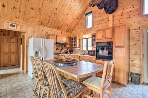 Family-Friendly Troy Getaway with Furnished Deck image 6